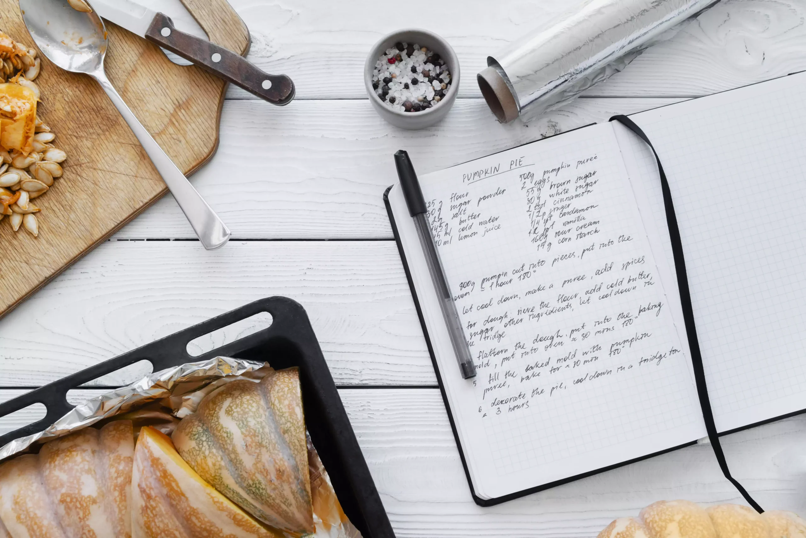 Cahier de recettes et fiche technique culinaire utilisés pour créer, documenter et standardiser les recettes dans un restaurant.
