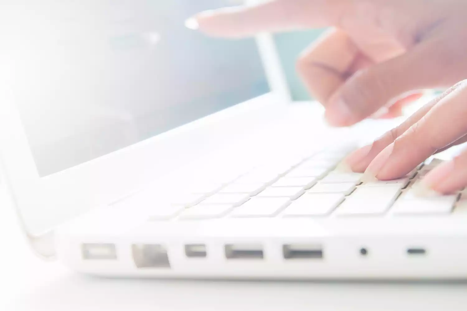 Un employé sur ordinateur configurant un accès utilisateur pour un membre du personnel.